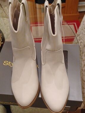 Women’s Cream Ankle Boots - Western Style Slip-On Arizona Boot_Sz.7.5 (Nwt)